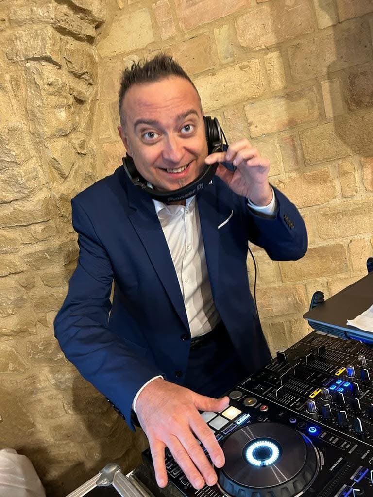 DJ Justin di Adoro! Party alla consolle