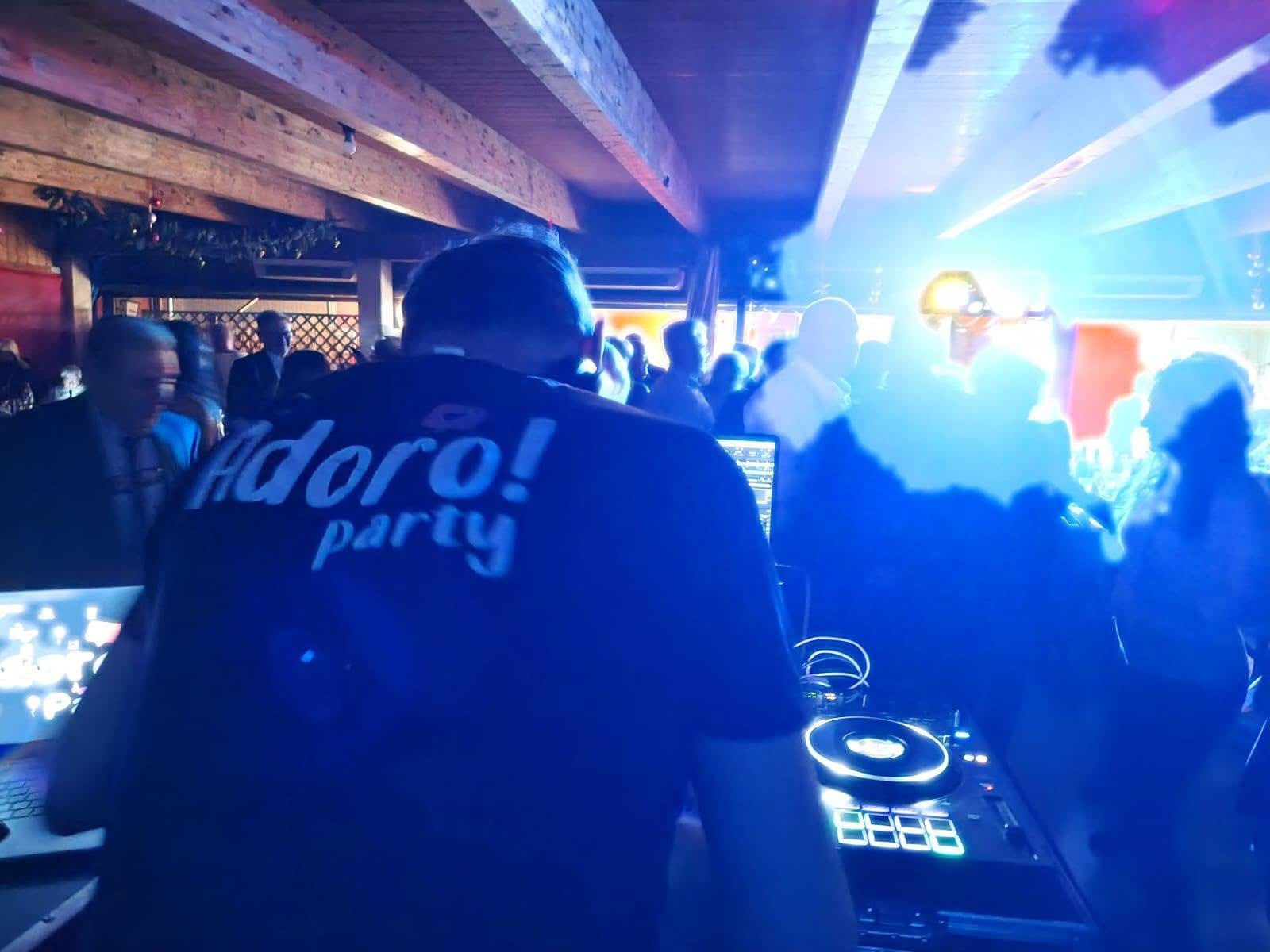 Consolle e luci durante un evento Adoro! Party