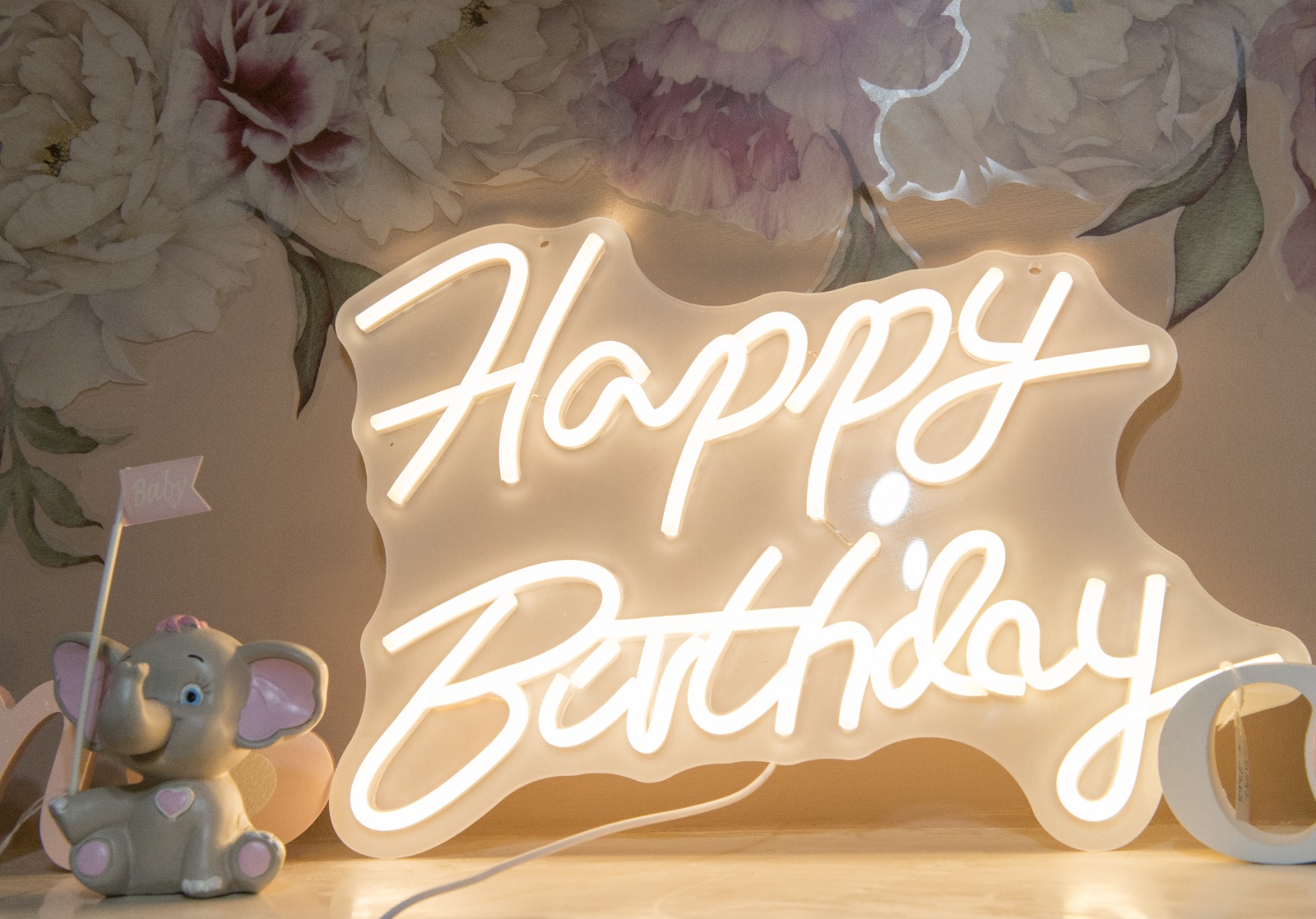 Insegna luminosa Happy Birthday nel negozio Adoro! Party a Chieti