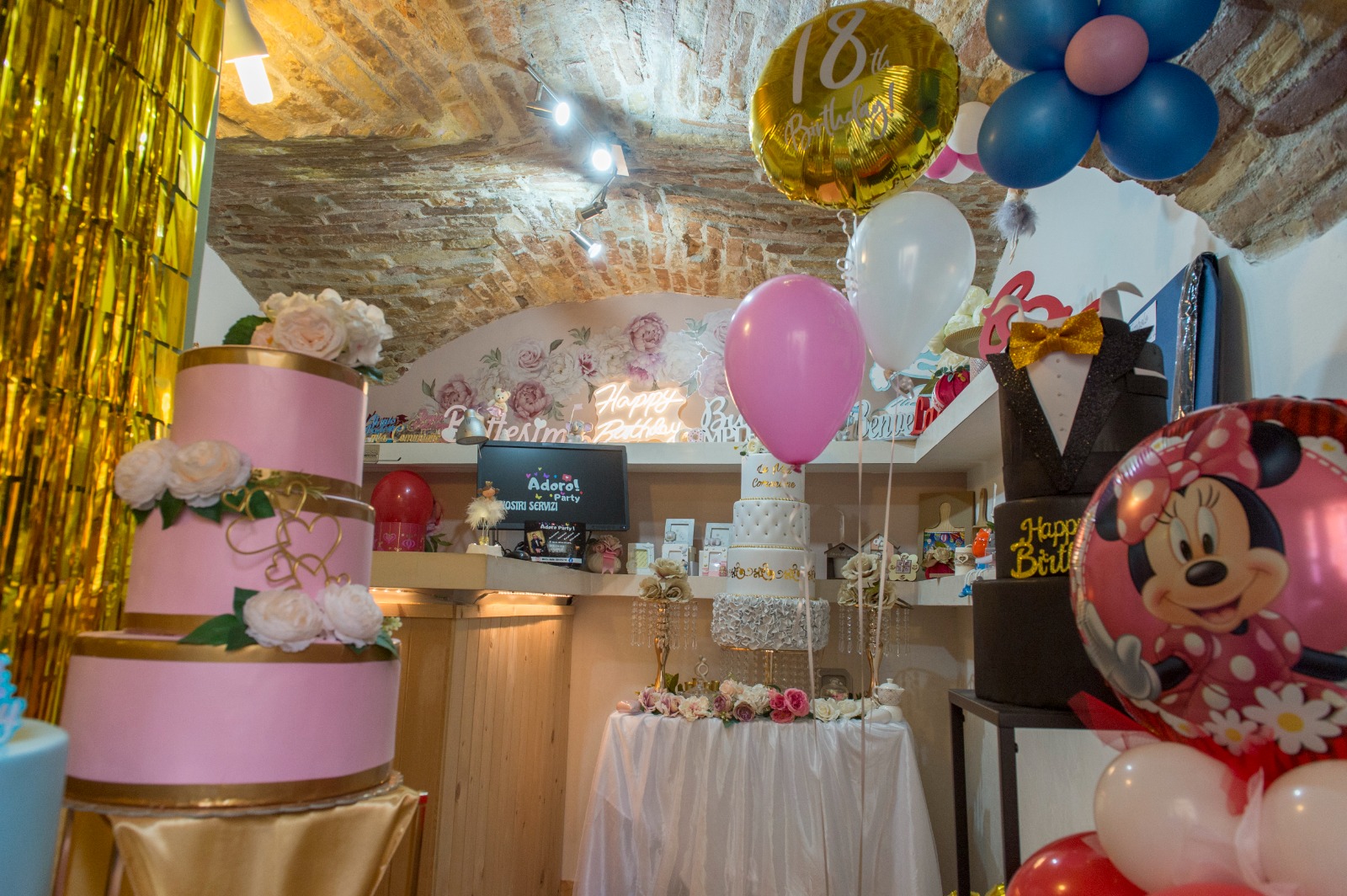 Interno del negozio Adoro! Party a Chieti con torte decorative e palloncini